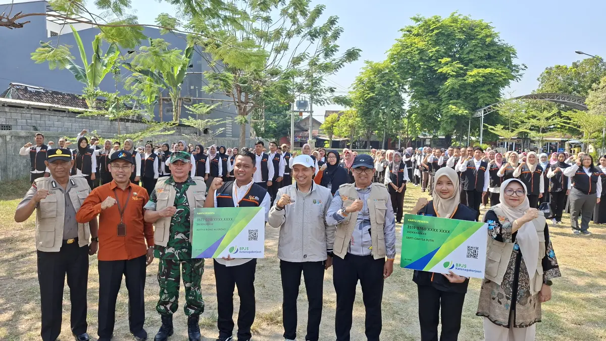 Plt Wali Kota Madiun F Bagus Panuntun menyerahkan kartu BPJS Ketenagakerjaan untuk petugas Sensus Ekonomi 2026.