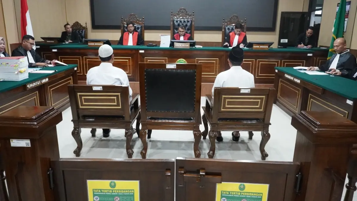 SIDANG PERDANA: Dua terdakwa kasus dugaan penyalahgunaan dana KSPPS MSI mengikuti sidang perdana di Pengadilan Negeri Magetan. FOTO: ISTIMEWA