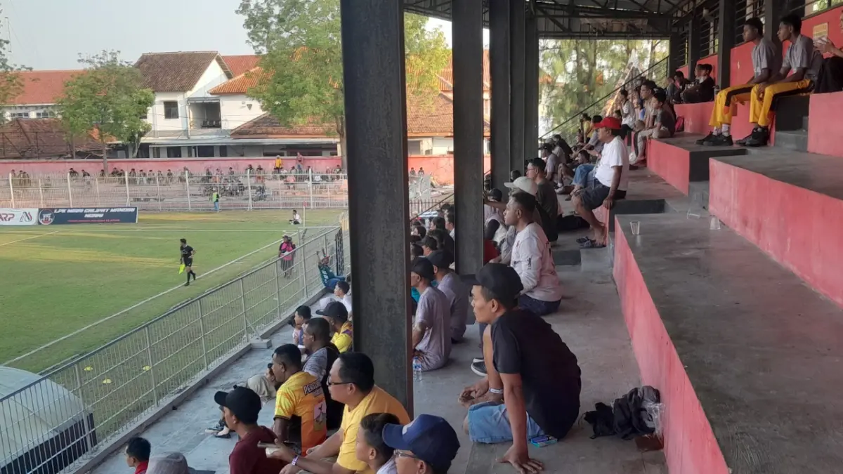 TRIBUN MENYUSUT: Suasana Stadion Ketonggo Ngawi saat laga Liga 4 Nasional Piala Presiden 2026. ASEP SYAEFUL/RADAR NGAWI