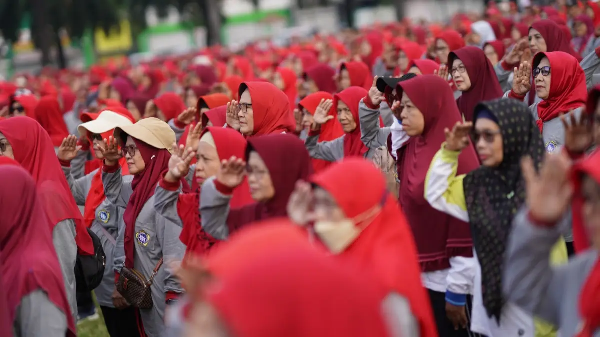 AKTIF DAN PRODUKTIF: Ribuan lansia mengikuti senam massal di Alun-Alun Kota Madiun dalam rangka Hari Jadi Madiun ke-108. BAGAS BIMANTARA/RADAR MADIUN
