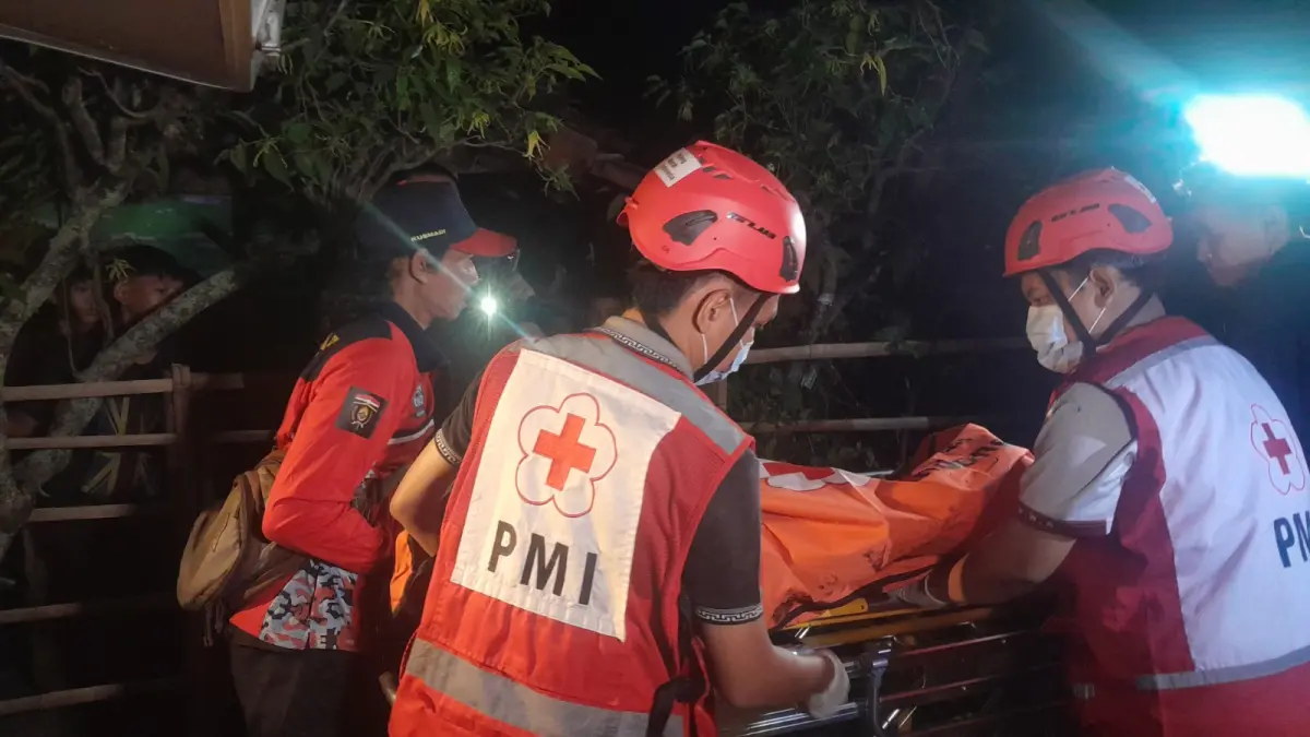 EVAKUASI KORBAN: Petugas mengevakuasi jenazah Siryono, 86, yang ditemukan meninggal dunia di dalam rumahnya usai kebakaran hebat di Desa Jambangan, Kecamatan Paron, Ngawi, Kamis (11/6) petang.