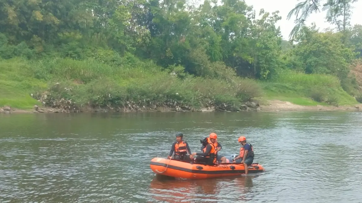 PENCARIAN KORBAN: Tim SAR gabungan melakukan pencarian santri yang tenggelam di Sungai Bengawan Solo, Desa Mantingan, Kecamatan Mantingan, Ngawi. ASEP SYAEFUL/RADAR NGAWI