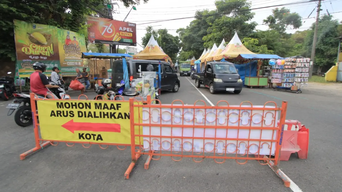 REKAYASA ARUS: Kendaraan melintas di kawasan Jalan Yosonegoro, Magetan. AJI PUTRA/RADAR MAGETAN