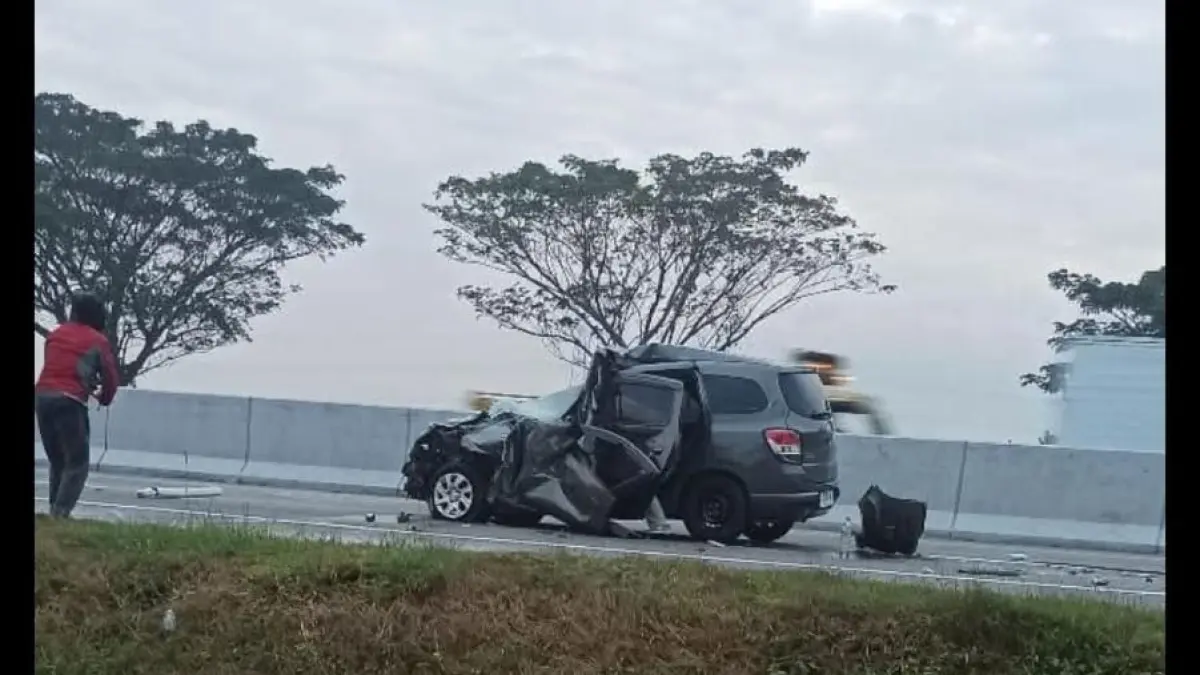 RINGSEK PARAH: Mobil Chevrolet Spin yang ditumpangi satu keluarga asal Jakarta Barat mengalami kerusakan berat setelah menabrak bagian belakang truk tronton di Tol Solo–Ngawi wilayah Desa Karangbanyu, Widodaren, Kamis (12/6).