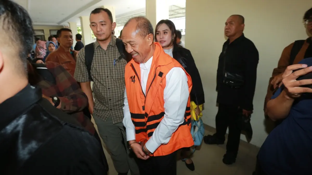 SIDANG PERDANA: Terdakwa Rochim Rudianto mengikuti sidang perdana dengan agenda pembacaan dakwaan di Pengadilan Tipikor Surabaya. BAGAS BIMANTARA/RADAR MADIUN