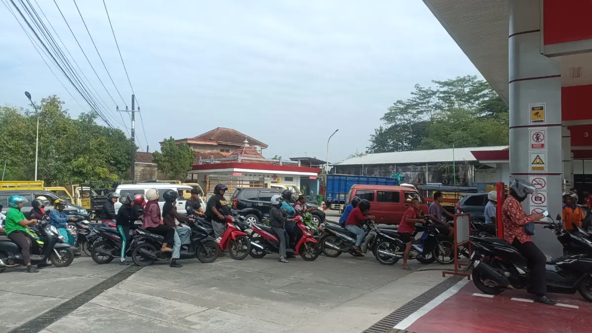ANTREAN MENINGKAT: Pengendara mengantre di jalur pengisian pertalite di salah satu SPBU di Pacitan, Jumat (12/6). NUR CAHYONO/RADAR PACITAN
