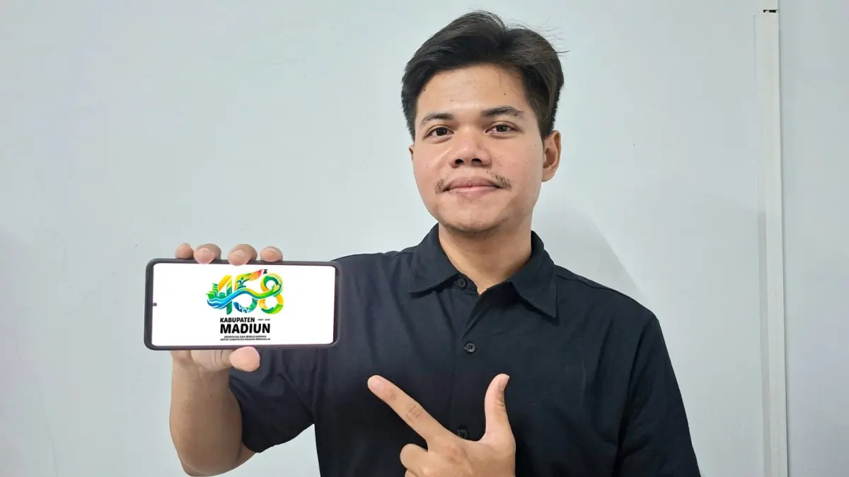 KARYA TERPILIH: Ridho Agung Laksono menunjukkan kebanggaannya setelah dinobatkan sebagai pemenang Sayembara Logo Hari Jadi ke-458 Kabupaten Madiun.