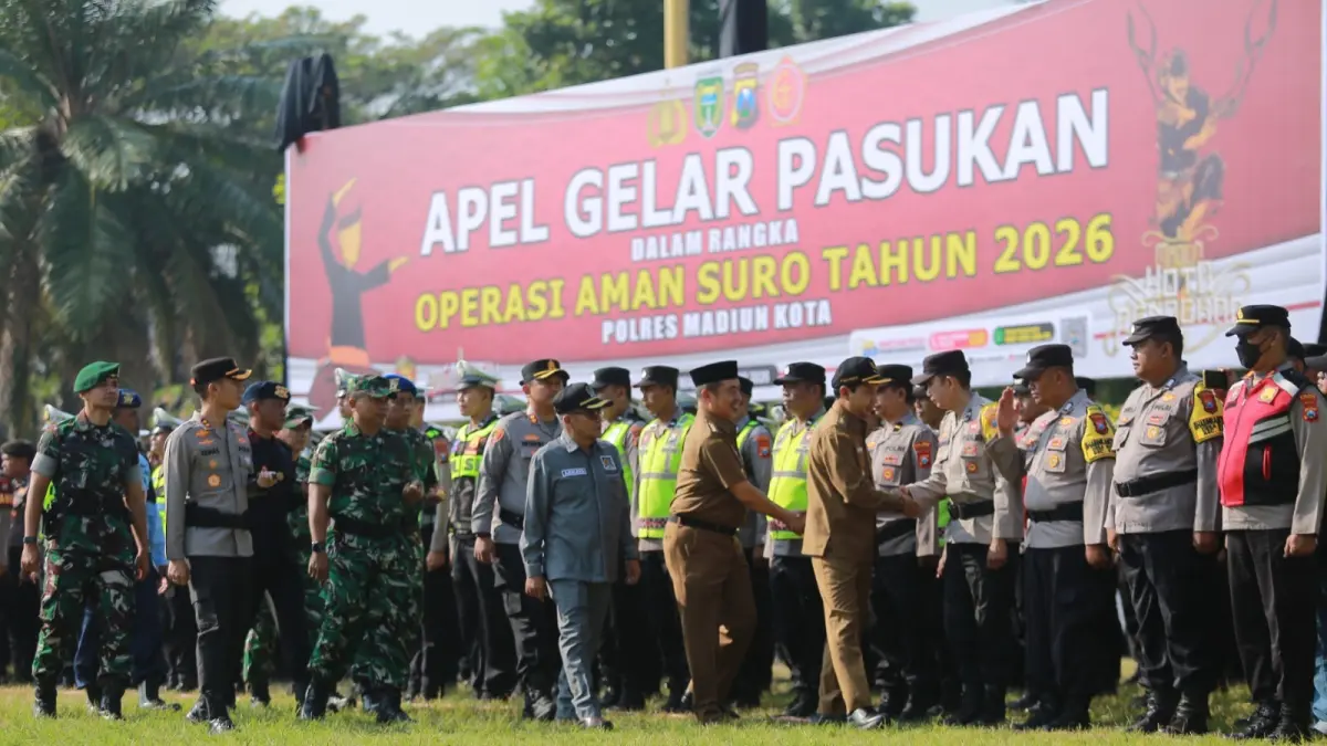 Bupati Madiun Hari Wuryanto, Plt Wali Kota Madiun F. Bagus Panuntun, Kapolres Madiun Kota AKBP Wiwin Junianto Supriyadi, Kapolres Madiun AKBP Kemas Indra Natanegara, dan jajaran forkopimda memeriksa kesiapan pasukan saat Apel Aman Suro 2026 di Alun-Alun Kota Madiun, Senin (15/6). BAGAS BIMANTARA/RADAR MADIUN
