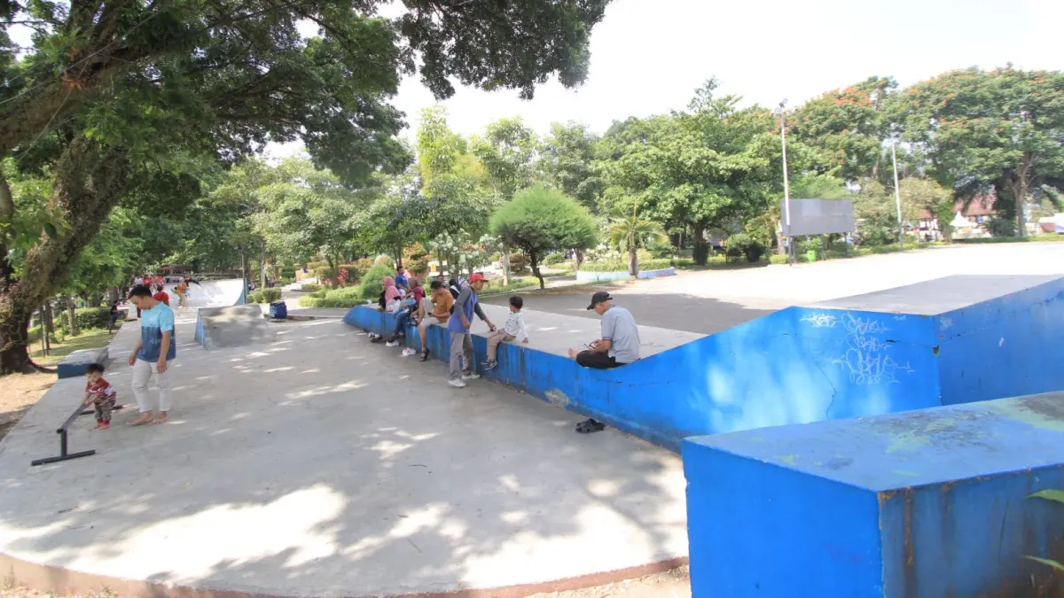 BUTUH ATURAN JELAS: Komunitas skateboard Magetan meminta pemasangan plang peringatan dan edukasi kepada masyarakat setelah skatepark kerap digunakan sebagai arena bermain anak dan tempat bersantai pengunjung. AJI PUTRA/RADAR MAGETAN