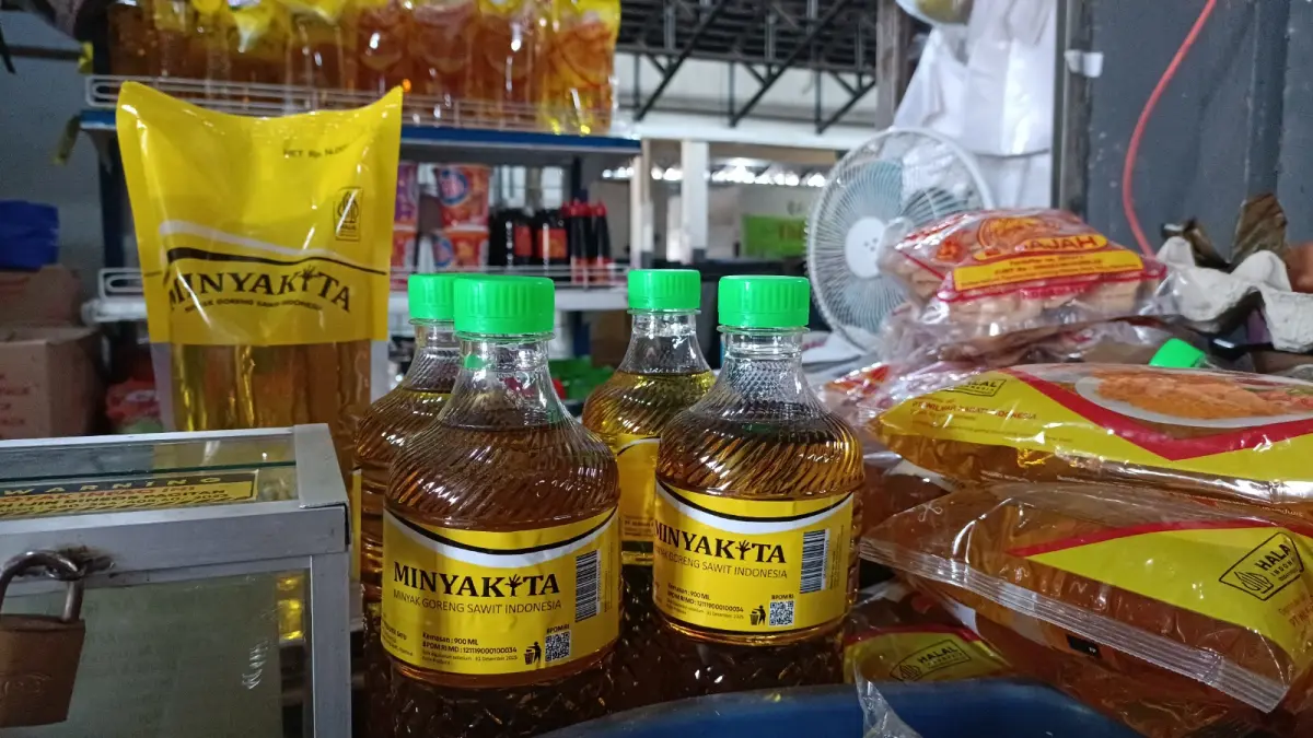 DISTRIBUSI MINYAK GORENG: Perum Bulog Cabang Madiun bersama Disperdakop-UM Kabupaten Madiun menyalurkan MinyaKita ke pedagang Pasar Sayur Caruban. DOK RADAR MADIUN