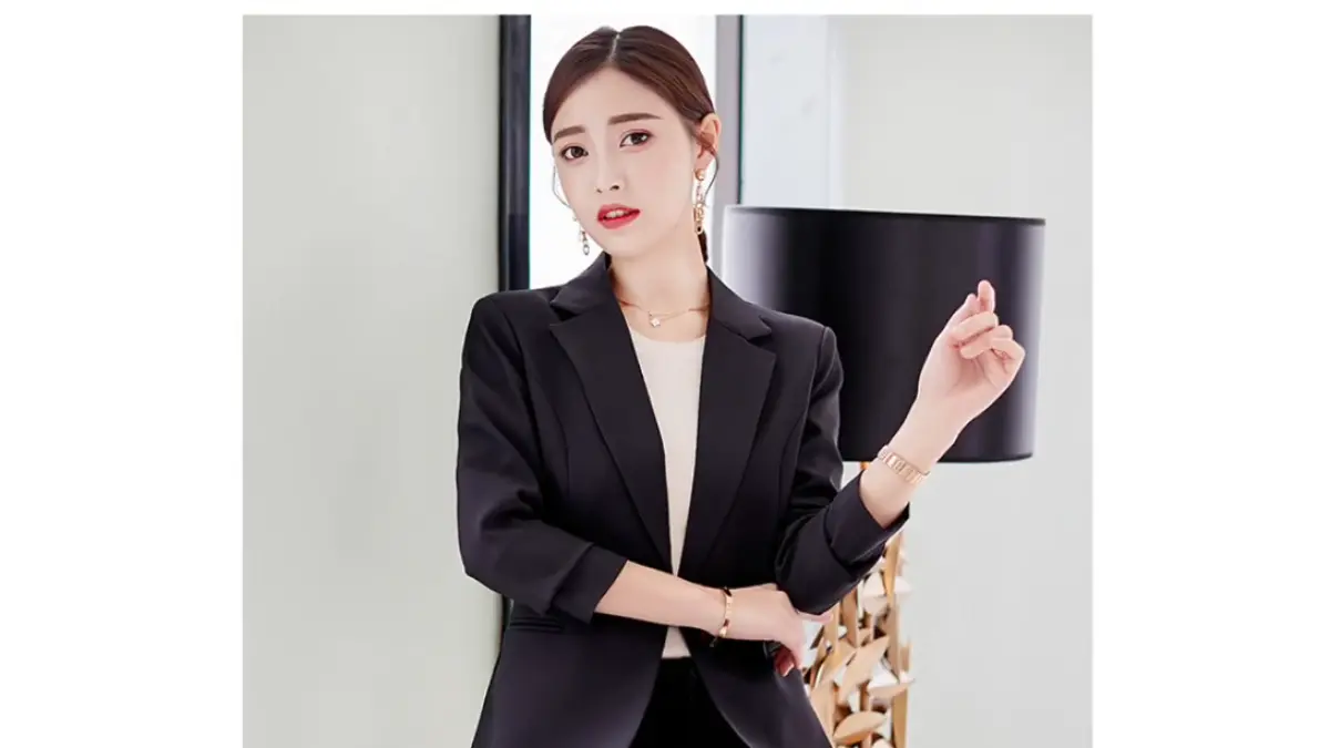 Ilustrasi rekomendasi blazer kerja wanita.