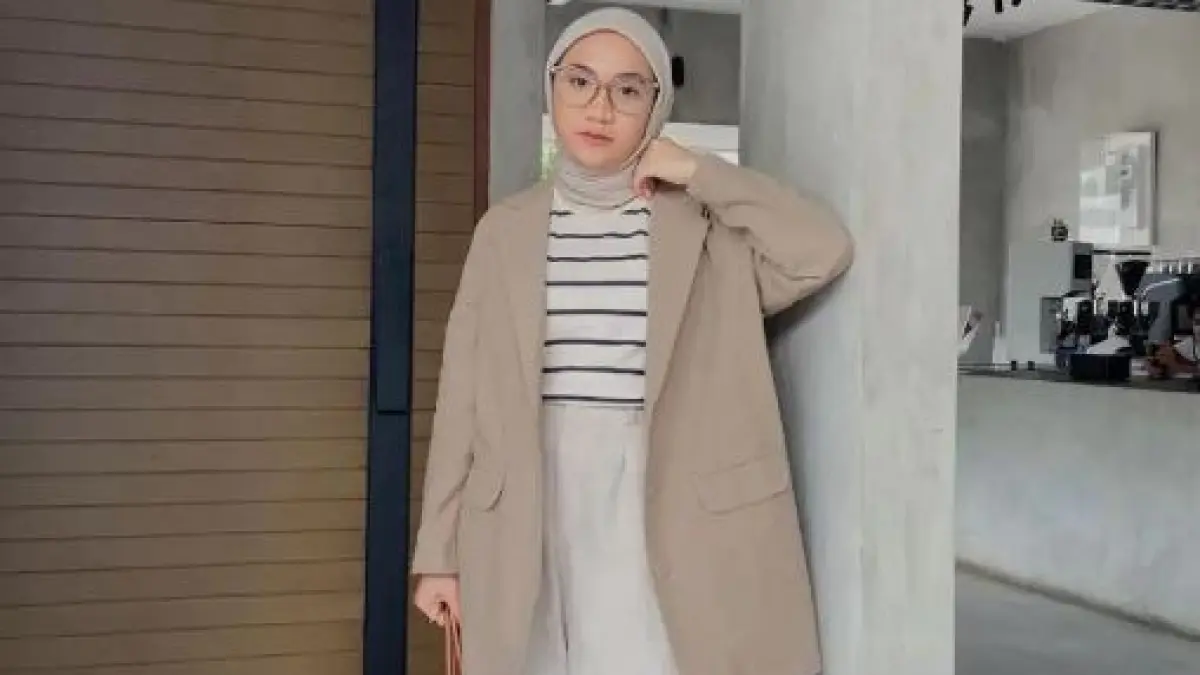 Ilustrasi rekomendasi blazer wanita berhijab.