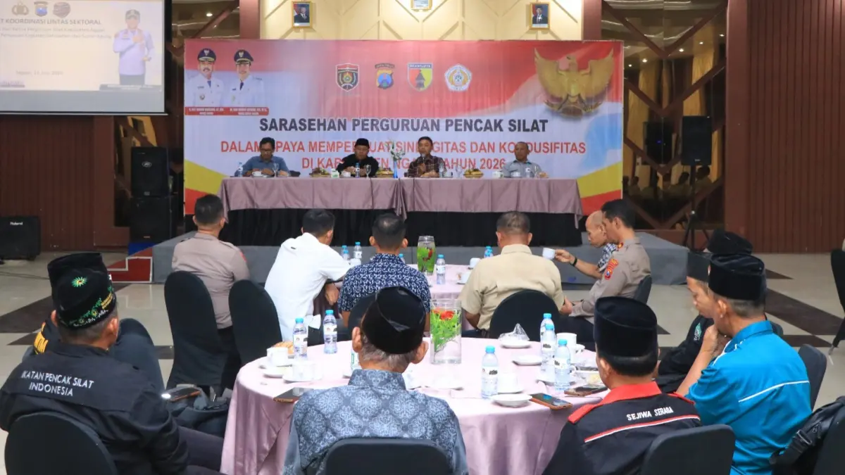 KOMITMEN BERSAMA: Pengurus perguruan pencak silat se-Kabupaten Ngawi mengikuti sarasehan akbar bersama Forkopimda dan Polres Ngawi di Notosuman. FOTO: POLRES NGAWI