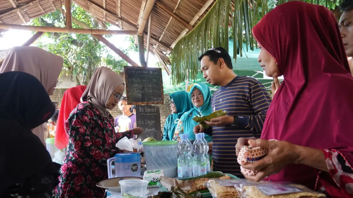 MEMBLUDAK: Pengunjung memadati Pasar Tradisional Mbabrik di Kelurahan Manisrejo saat hari pertama pembukaan. FOTO: DISKOMINFO KOTA MADIUN