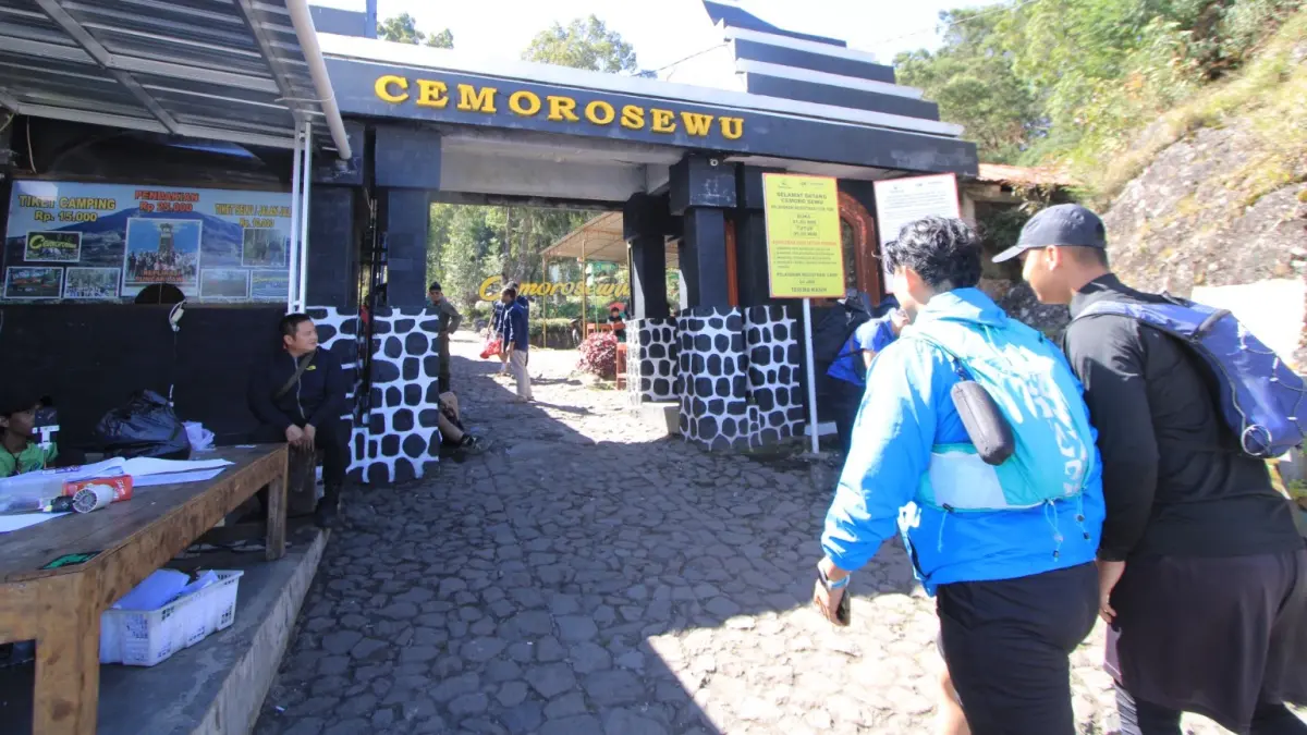 Personel gabungan melakukan pemantauan dan pengamanan di kawasan pendakian Cemoro Sewu, Plaosan, menjelang malam 1 Muharam 1448 Hijriah. AJI PUTRA/RADAR MAGETAN