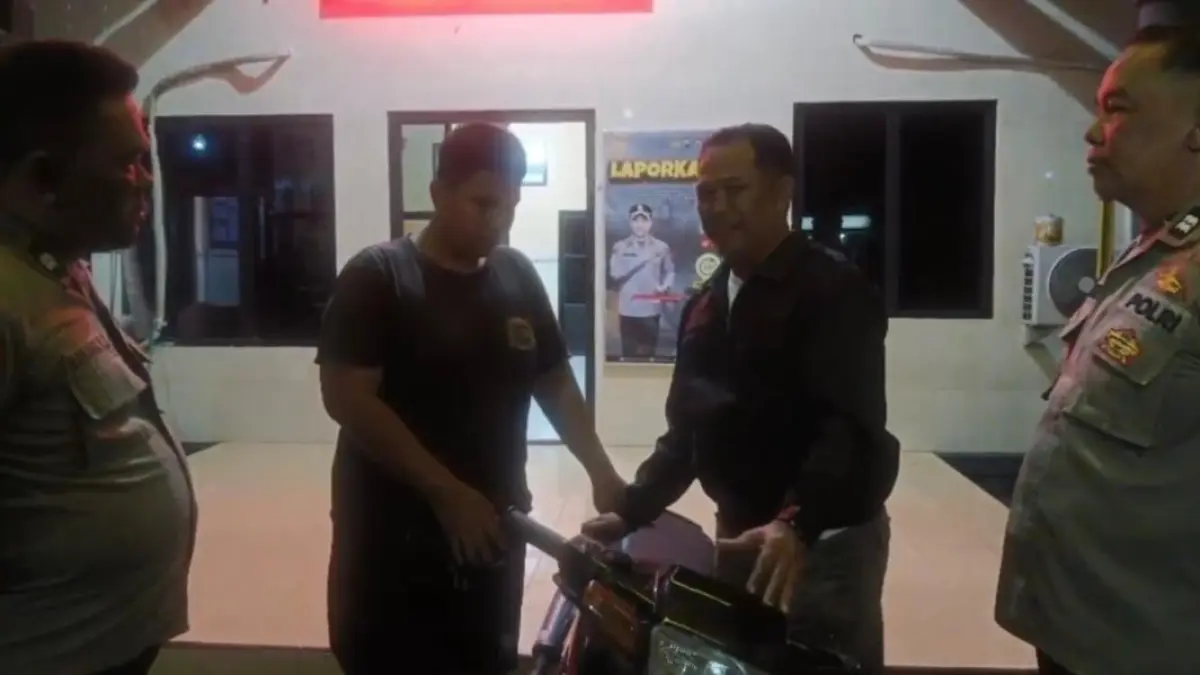 Petugas Polsek Geneng menyerahkan Yamaha Force One milik Muhamad Akbar Mu