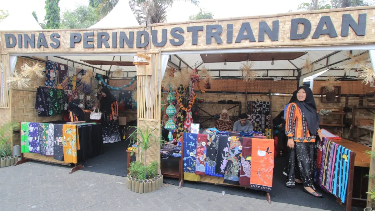 PROMOSI PRODUK LOKAL: Pengunjung melihat produk industri kecil menengah (IKM) binaan Disperindag Magetan yang dipamerkan dalam Festival Bambu Chapter 3 Magetan Djadoel 2026 di GOR Ki Mageti. AJI PUTRA/RADAR MAGETAN
