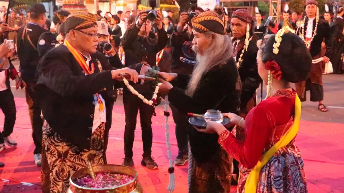 Pusaka peninggalan Batoro Katong dijamas di Paseban Alun-Alun Ponorogo setelah dikirab dari Makam Batoro Katong, Senin (15/6). SUGENG DWI N/RADAR PONOROGO