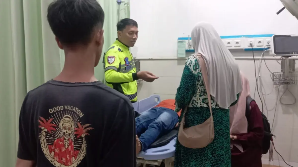 Salah seorang korban kecelakaan di Jalan Tentara Pelajar Pacitan–Ponorogo mendapat penanganan medis setelah terlibat tabrakan antara Honda Beat dan Yamaha Vega RR di Desa Widoro, Minggu malam (14/6). FOTO: ISTIMEWA