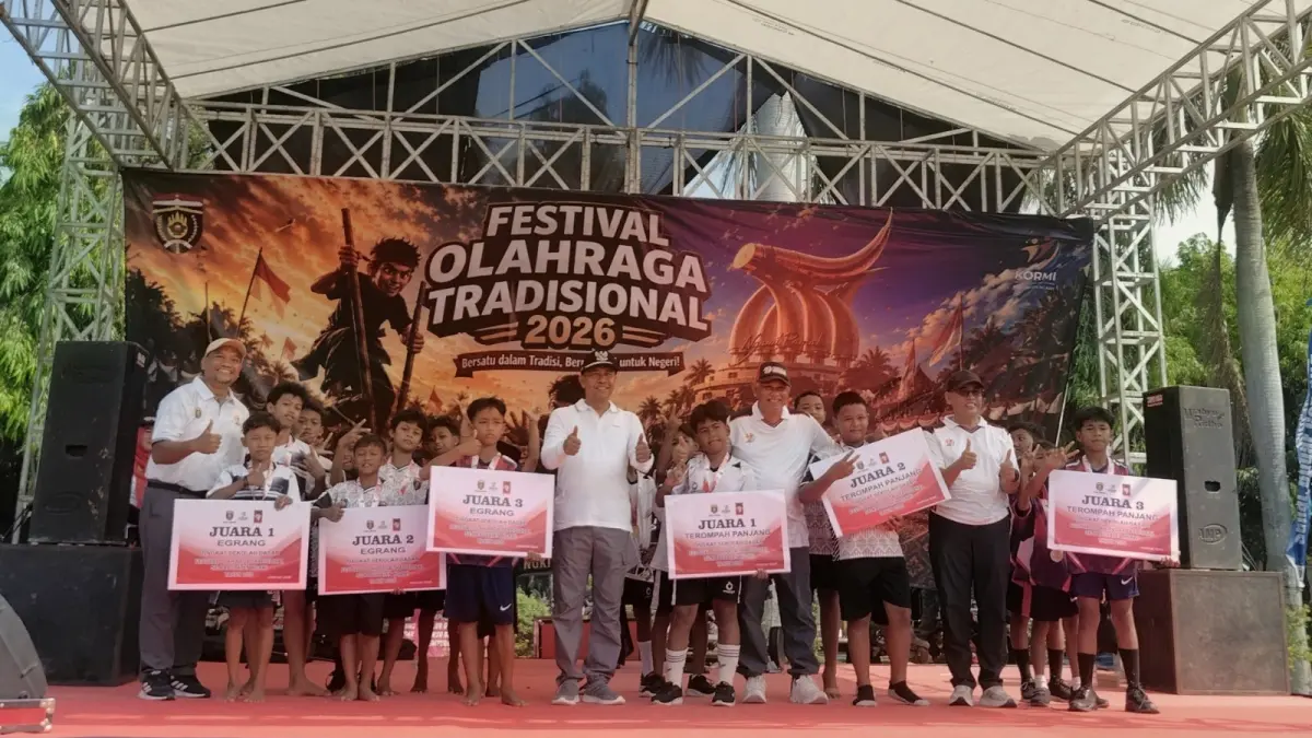 SEMANGAT BUDAYA: Ratusan pelajar SD dan SMP mengikuti Festival Olahraga Tradisional di Alun-Alun Merdeka Ngawi. ASEP SYAEFUL/RADAR NGAWI