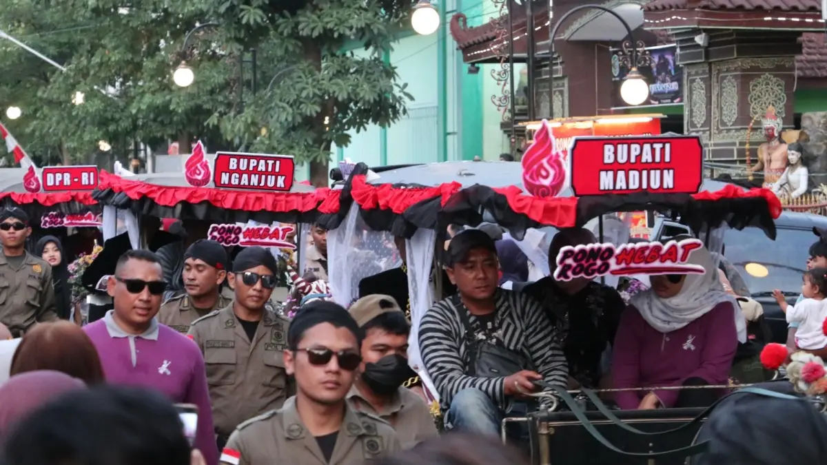 SIAGA KEBERSIHAN: Petugas kebersihan DLH Ponorogo disiagakan di sepanjang rute Kirab Pusaka untuk mengantisipasi penumpukan sampah yang biasanya terjadi setelah ribuan warga memadati jalur kirab. DOK RADAR PONOROGO