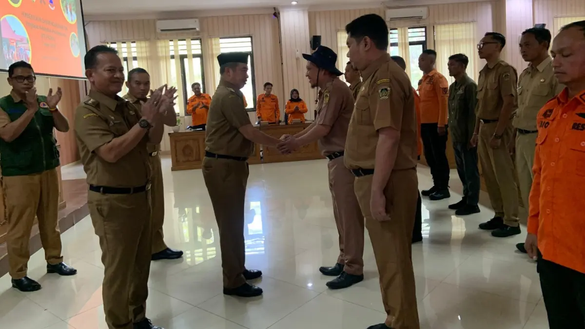 Bupati Madiun Hari Wuryanto bersama Wakil Bupati dr. Purnomo Hadi mengukuhkan Tim Pengkajian Kebutuhan Pascabencana (Jitupasna) di Puspem Caruban. LODITYA FERNANDES/RADAR MADIUN