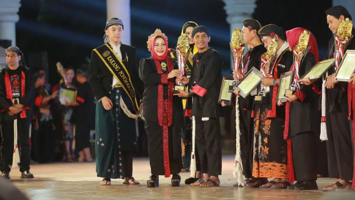 Grup Reog Kyai Lodra dari Disbudpar Jawa Timur menerima penghargaan sebagai juara Festival Nasional Reog Ponorogo (FNRP) XXXI dan berhak membawa pulang Piala Bergilir Presiden pada penutupan Grebeg Suro 2026. BAGAS BIMANTARA/RADAR MADIUN