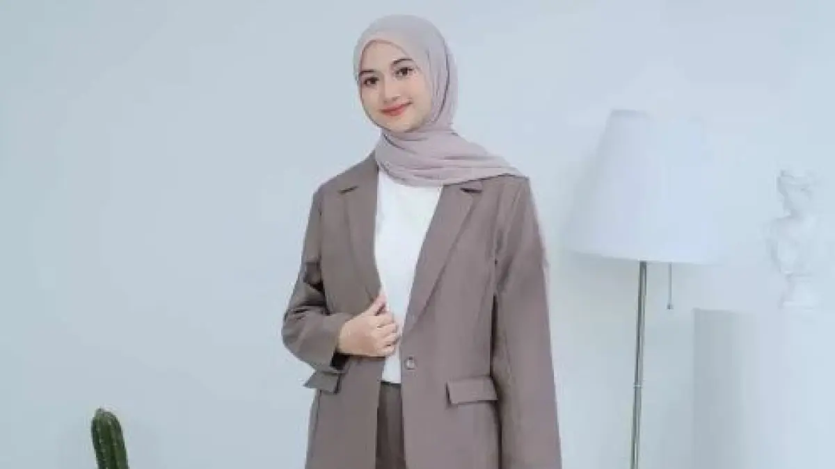 Ilustrasi rekomendasi blazer wanita lokal.