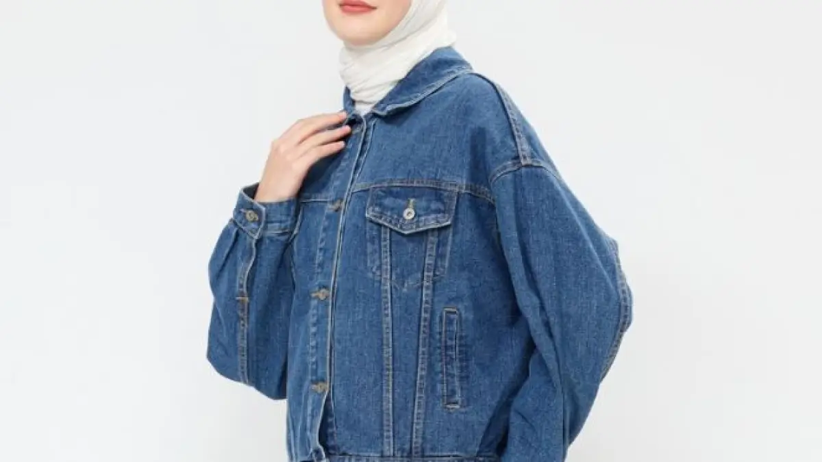 Ilustrasi rekomendasi jaket jeans wanita.