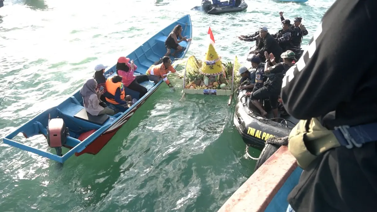 Para nelayan Pacitan mengarak dan melarung buceng suci serta tumpeng ke tengah laut dalam rangkaian Festival Nelayan dan peringatan Tahun Baru Jawa sebagai simbol rasa syukur serta doa keselamatan dan rezeki melimpah. NUR CAHYONO/RADAR PACITAN