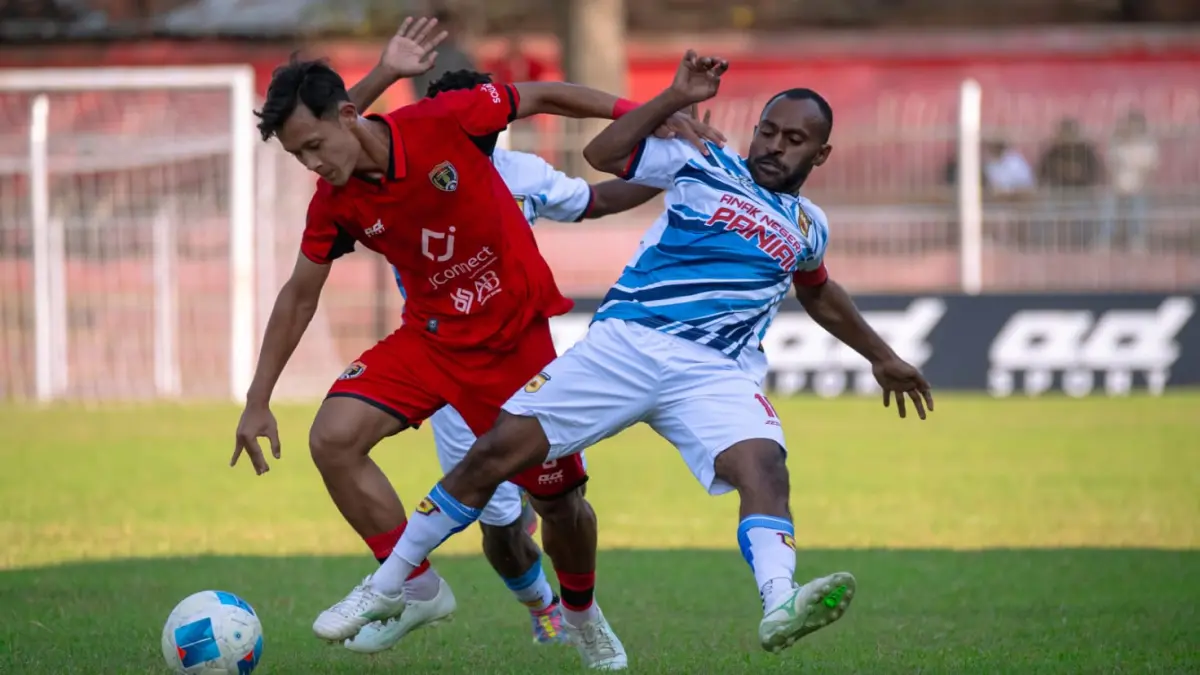 Pemain Persinga Ngawi berusaha menekan pertahanan Persipani Paniai dalam laga terakhir fase grup Liga 4 Piala Presiden 2026 di Stadion Ketonggo. FOTO: OFISIAL PERSINGA NGAWI