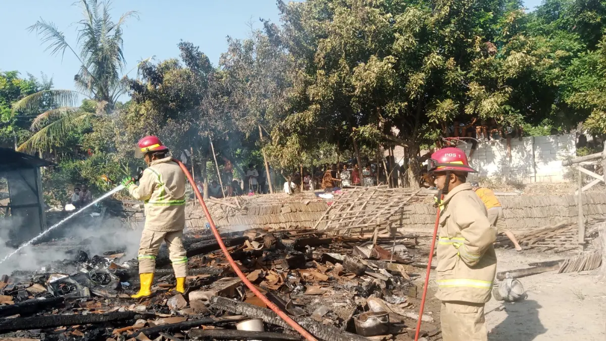 Petugas Damkar Kabupaten Madiun melakukan pemadaman kebakaran rumah milik warga Desa Sumberbendo, Kecamatan Saradan. FOTO: ISTIMEWA