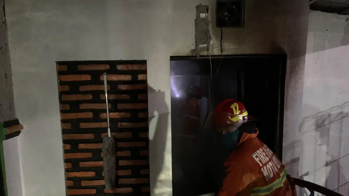 Petugas Damkar Kota Madiun melakukan penanganan kebakaran yang menghanguskan dapur sebuah rumah di Jalan Ciliwung Gang Sarean, Kelurahan Taman, Selasa (16/6) dini hari. FOTO: DAMKAR KOTA MADIUN