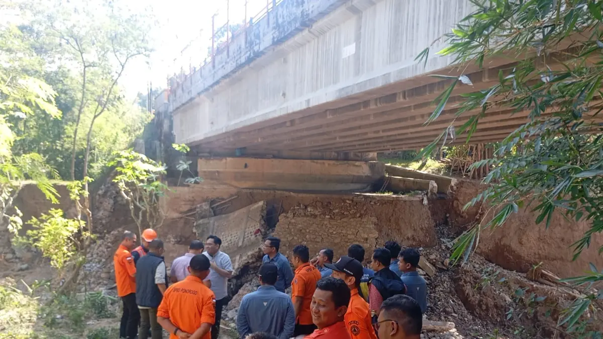 Petugas dari Pemkab Ponorogo bersama DPU Bina Marga Jatim meninjau kerusakan Jembatan Plapar di Desa Caluk, Slahung. FOTO: ISTIMEWA