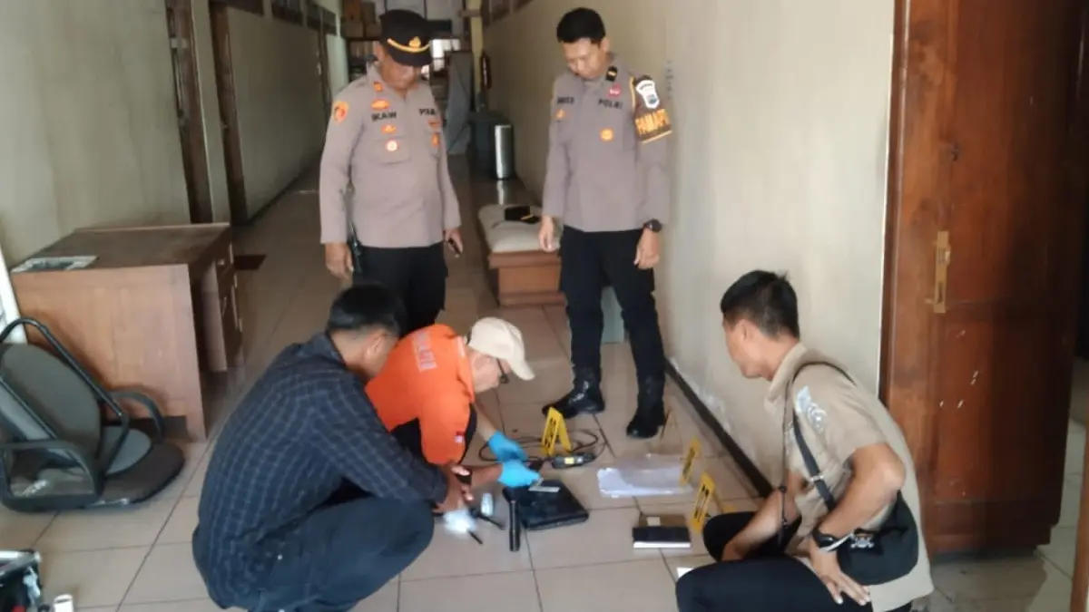 Petugas kepolisian melakukan olah TKP dan mengumpulkan barang bukti di lingkungan Setdakab Magetan. FOTO: HUMAS POLRES MAGETAN
