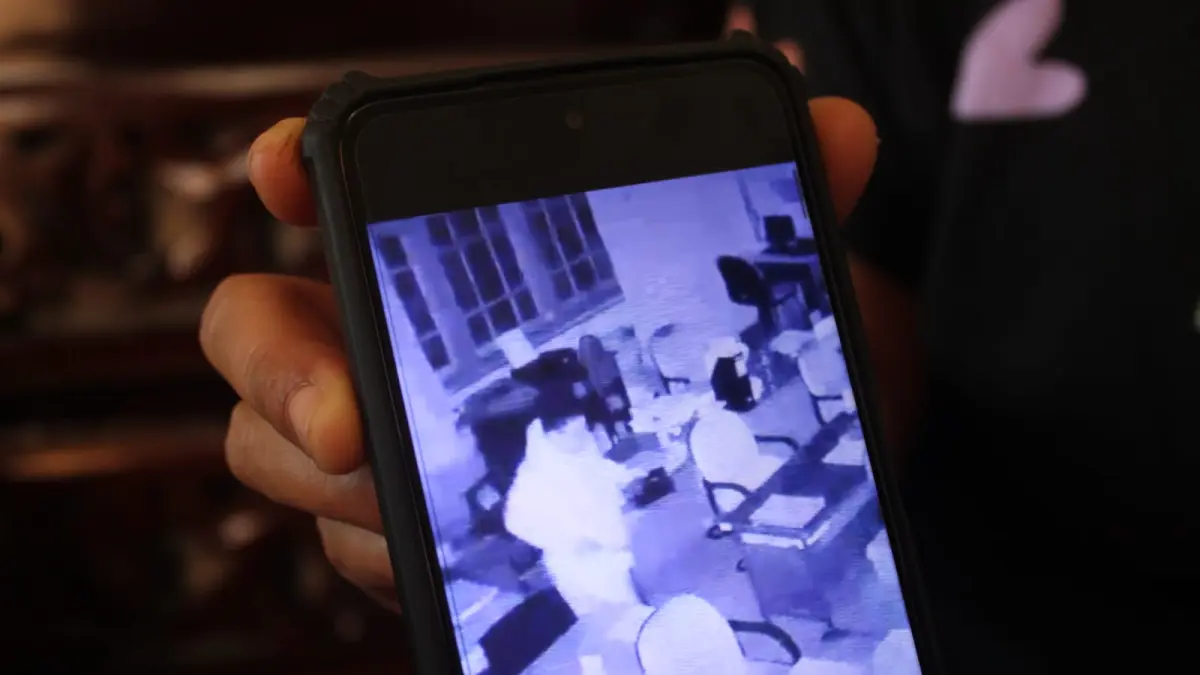 Petugas melakukan pemeriksaan di lingkungan Setda Magetan setelah kasus pencurian tujuh laptop terungkap. REPRO: AJI PUTRA/RADAR MAGETAN