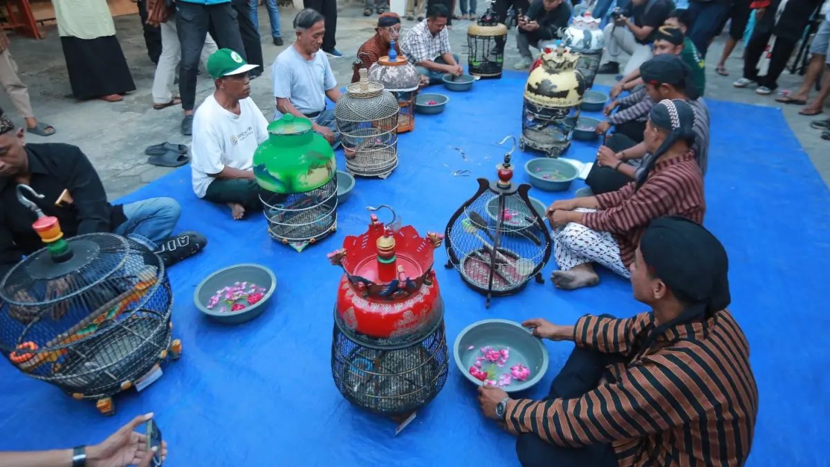 Puluhan burung perkutut katuranggan menjalani ritual jamasan menggunakan air kembang setaman saat peringatan 1 Suro di Kota Madiun. BAGAS BIMANTARA/RADAR MADIUN