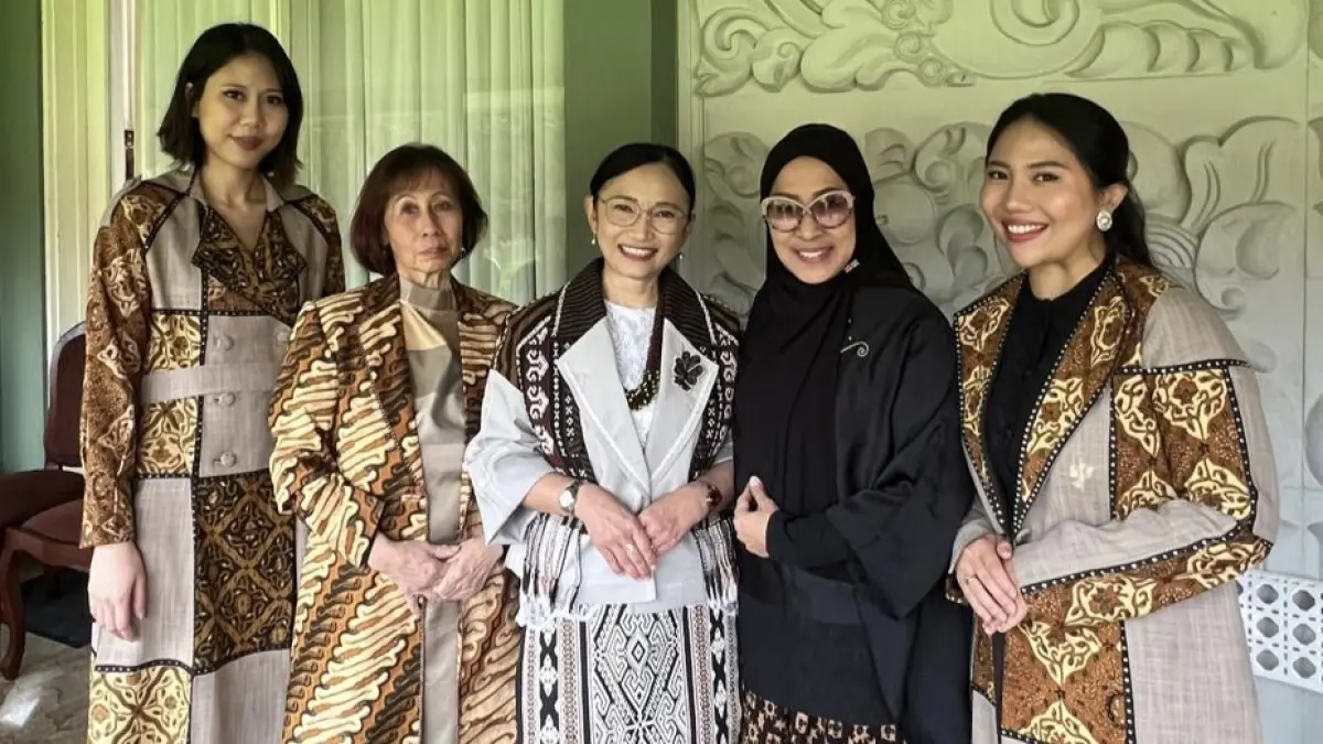 SENI: Desainer asal Kota Madiun, Ulfa Mumtaza (dua dari kanan), menampilkan koleksi batik bertajuk Mozaik dalam roadshow dan fashion show di Canberra serta Sydney, Australia. FOTO: ISTIMEWA