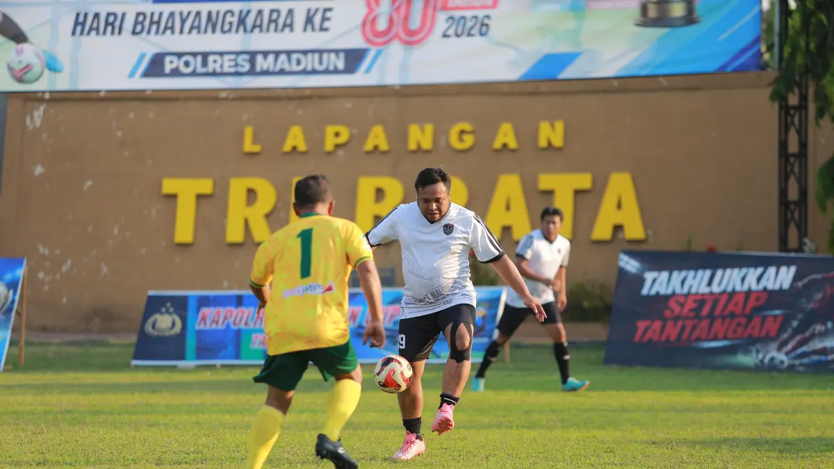 Aksi Direktur Radar Madiun Ockta Prana di laga semifinal Piala Kapolres Madiun 2026 antara Sparta Pena kontra Pemkab Madiun, Rabu (17/6).