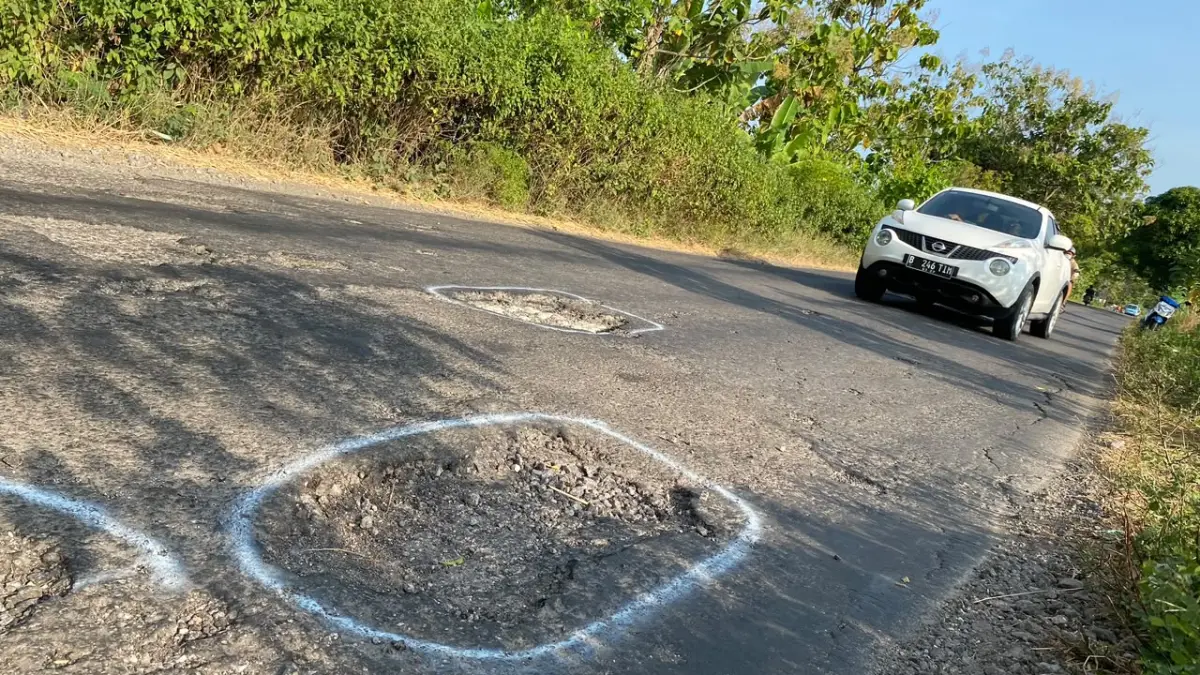 Aktivitas pemeliharaan jalan di Kabupaten Madiun. DIAN RAHAYU/RADAR MADIUN