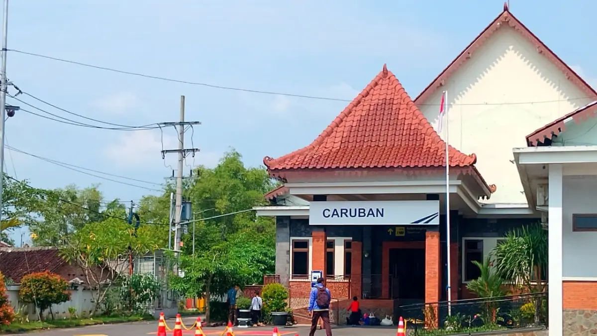 Aktivitas penumpang di Stasiun Caruban terus meningkat. Selama Januari-Mei 2026, lebih dari 56 ribu pelanggan tercatat menggunakan layanan kereta api di stasiun tersebut. LODITYA FERNANDES/RADAR MADIUN