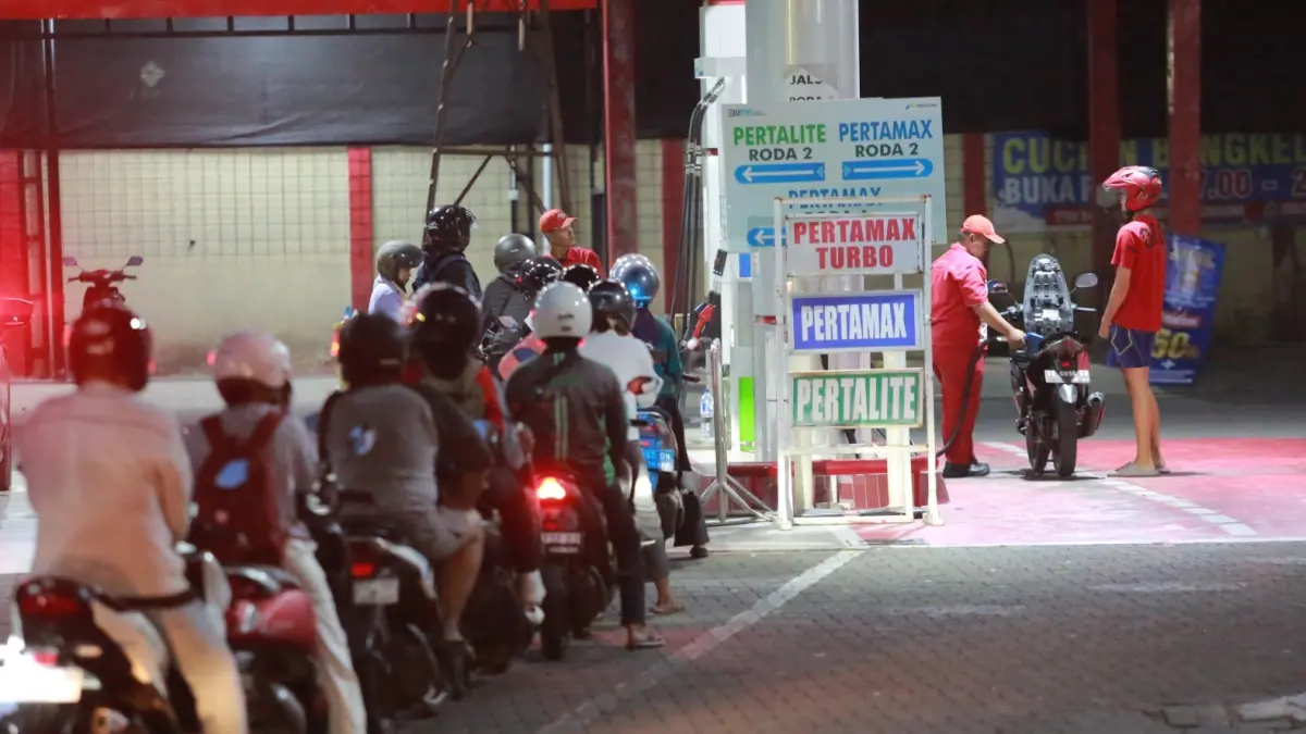 Antrean kendaraan mengular di SPBU Jalan Mayjend Sungkono, Kota Madiun, menyusul peningkatan konsumsi Pertalite sekitar 10 persen dalam beberapa hari terakhir. BAGAS BIMANTARA/RADAR MADIUN