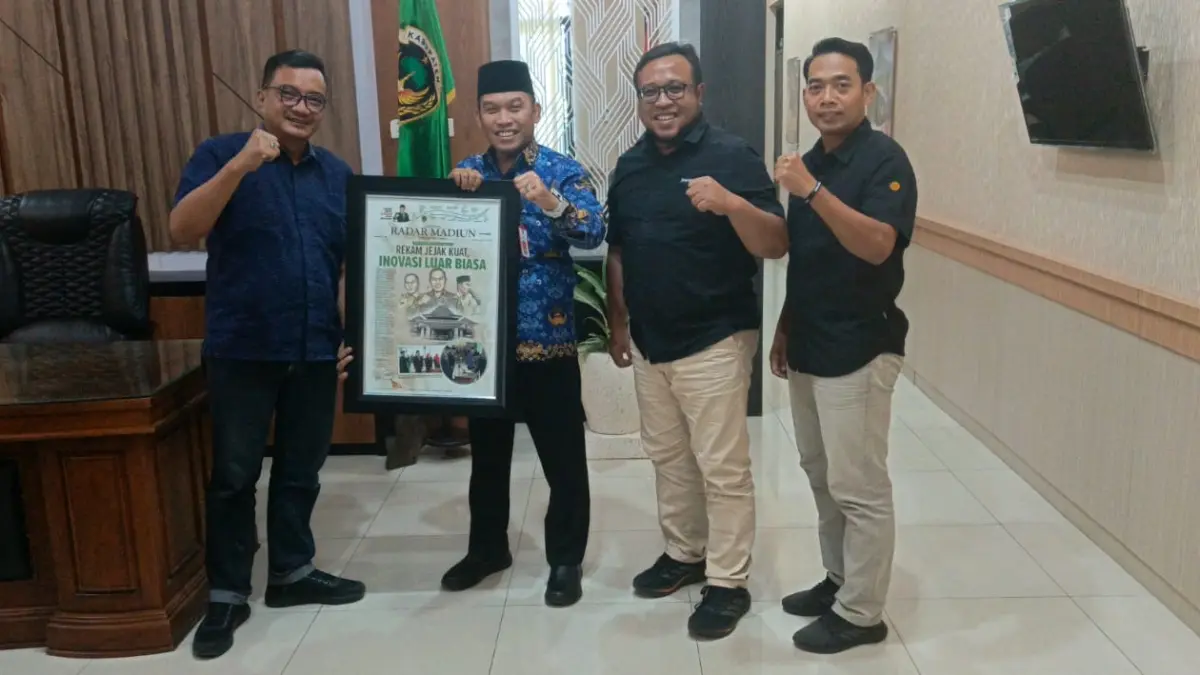 Direktur Jawa Pos Radar Madiun Ockta Prana, dua dari kanan, GM Radar Madiun Arfinanto Arsyadani, kiri, bersilahturahmi dengan Sekda Kabupaten Madiun Sigit Budiarto. (RADAR MADIUN)