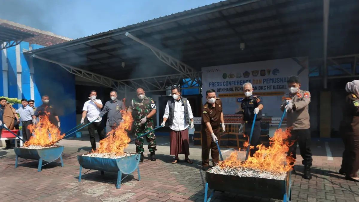 Kepala Kantor Bea dan Cukai Madiun Heru Djatmika Sunindya menunjukkan barang bukti rokok ilegal sebelum dimusnahkan. BAGAS BIMANTARA/RADAR MADIUN