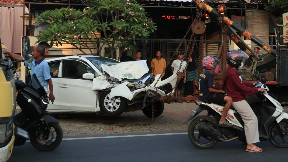 Kondisi Honda Brio yang ringsek di bagian depan usai terlibat kecelakaan adu banteng dengan Bus Harapan Jaya di Jalan Raya Ponorogo–Pacitan, Desa Madusari, Kecamatan Siman, Rabu (17/6). SUGENG DWI N/RADAR PONOROGO
