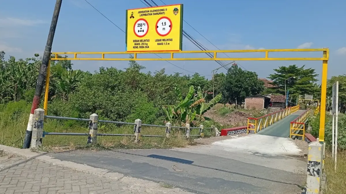 Kondisi Jembatan Plumpung di Desa Glonggong, Kecamatan Balerejo, yang saat ini hanya bisa dilalui kendaraan roda dua dan pejalan kaki setelah dilakukan penanganan darurat oleh DPU-PR Kabupaten Madiun. DIAN RAHAYU/RADAR MADIUN