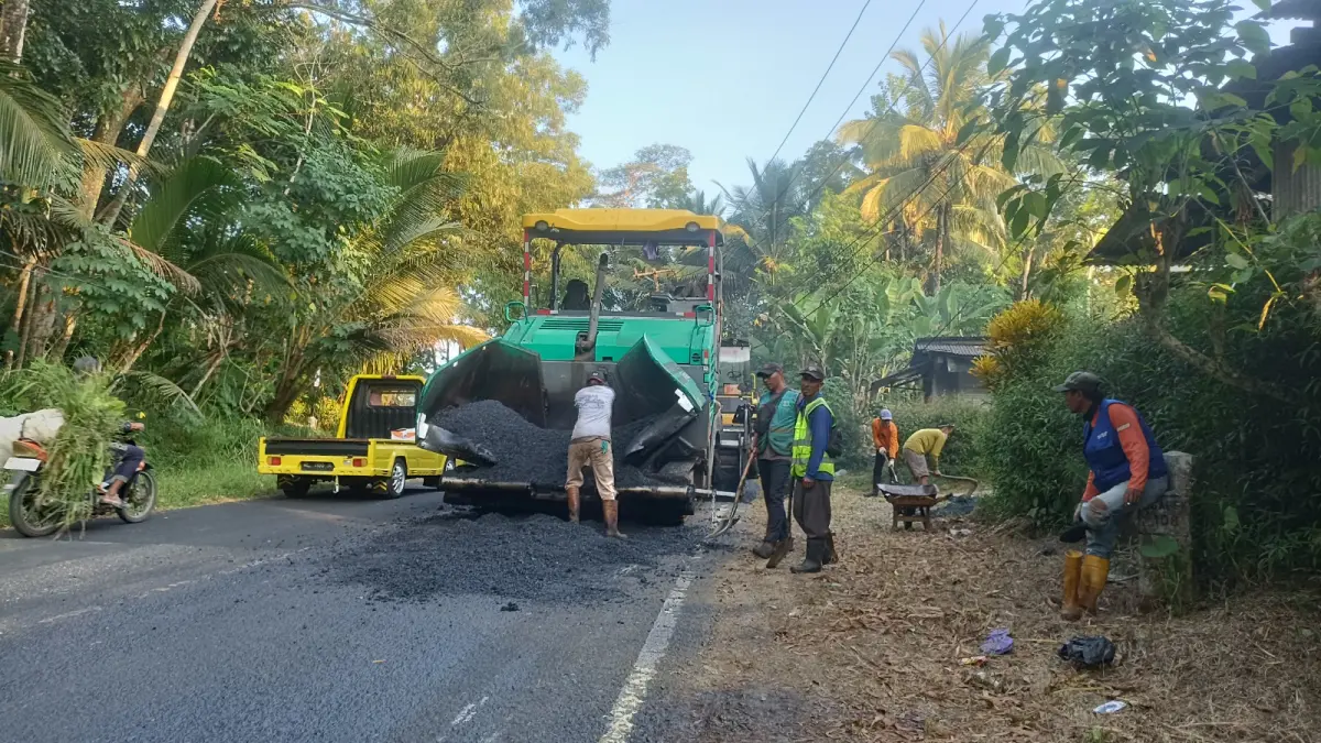Pekerjaan preservasi Jalan Nasional ruas Pacitan-Lorok terus berlangsung. Hingga pertengahan Juni 2026, progres perbaikan telah mencapai sekitar 55 persen dengan metode campuran aspal panas. NUR CAHYONO/RADAR PACITAN