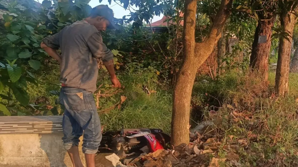 Petugas Satlantas Polres Madiun melakukan olah TKP kecelakaan tunggal di Jalan Raya Wungu–Dungus, Desa Mojopurno, Kecamatan Wungu. FOTO: ISTIMEWA