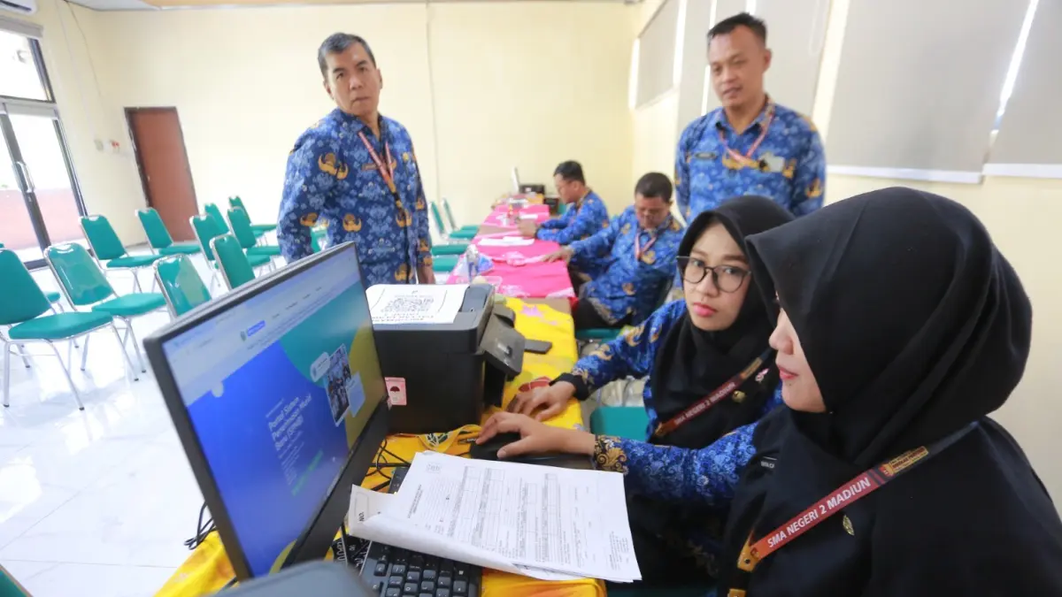 Proses pendaftaran SPMB tahap kedua SMA negeri di Kota Madiun resmi dibuka. BAGAS BIMANTARA/RADAR MADIUN