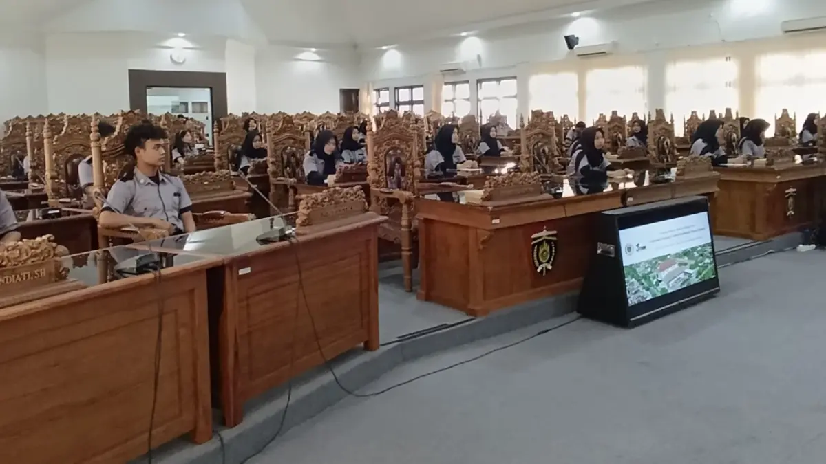 Puluhan siswa MPK SMAN 1 Ngawi mengikuti kunjungan edukasi di kantor DPRD Ngawi untuk mengenal lebih dekat tugas, fungsi, dan mekanisme kerja lembaga legislatif. ASEP SYAEFUL/RADAR NGAWI